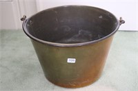 BRASS POT WITH HANDLE 14X9