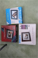 THREE DIGITAL PICTURE FRAMES IN BOX