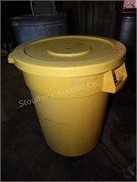 Huskee Plastic Garbage Can on casters 22"d x 28"t