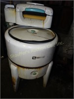 Maytag round Washing Machine w/wringer  model