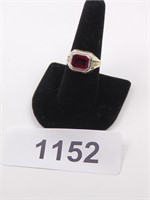 10K Ladies Ring w/ Red Stone ~Size 8.5