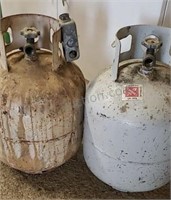 2 propane gas tanks