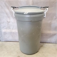 Plastic Garbage Can w Lid 32"H