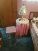 SMALL ROUND TABLE, NIGHT STAND LAMP, PLASTIC SEAT