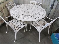 White metal table w. 4 chairs