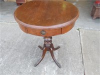 Round Duncan Phyfe table w. drawer