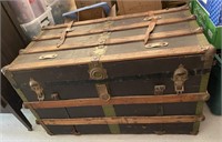 VINTAGE WOOD METAL TRUNK WITH TRAY