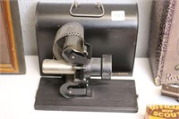 SMALL SLIDE PROJECTOR 8"X5" WITH CASE