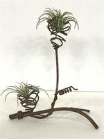 Metal decorative air plant holder with faux plants
