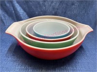 Nice Pyrex color stackable mixing bowls