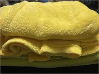 2 blankets 
Yellow is fleece twin size 
Green
