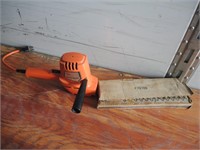 B&D ELECTRIC HEDGE TRIMMER