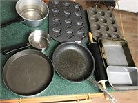 Lot Kitchen Pots, Pans, Muffin Tins, etc...