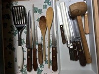 Lot Kitchen Utensils incl. Carving Knives,