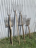 GROUP OF 6 HAY FORKS / SILAGE FORKS/ PITCH