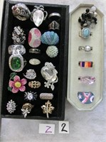 Z2- large lot of costume rings (displays do not