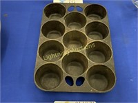 GRISWOLD CAST IRON NO 10 MUFFIN PAN