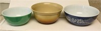 Lot #4167 - (2) Vintage Pyrex mixing bowls and