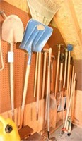 Lot #4225 - Very nice lot of garden tools: Yard