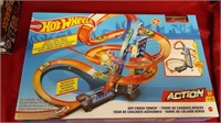 Hot Wheels Sky CrashTower  Race Track Set    NEW