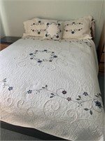 Beautiful Full sized Quilt Set with pillows