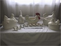 Collection of 13 rooster/chicken dinnerware