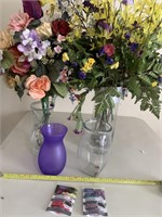 Collection of 4 vases / 2 with flowers