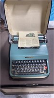 Vintage Olivetti Lettera 32 Type Writer