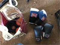 2 PAIRS OF BOXING GLOVES