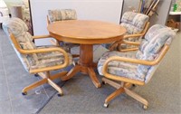 OAK DINING TABLE W/LEAF & 4 UPHOLSTERED ARM CHAIRS