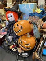 Halloween decorations & Jack-o-lanterns.