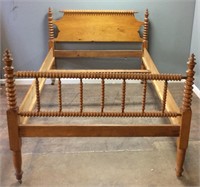 VINTAGE 3/4 SPINDLE BED WITH SIDEBOARDS