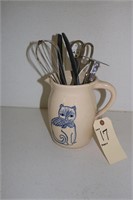 KITTY CROCK WITH UTENSILS