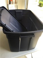 Rubbermaid tote with lid