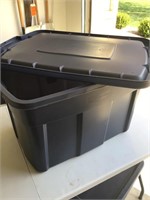 Rubbermaid tote with lid