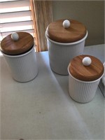 3 nesting containers and lids