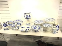 Porcelain Monte Sião china set, total of 90