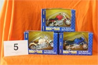 3) 1/18 SCALE MOTORCYCLES