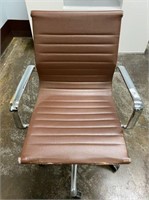 ROLLING OFFICE CHAIR WITH LEATHER-LIKE SEAT & BACK
