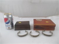 3 bracelets et deux boites en bois