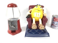 Mini distributeur à M&M + figurine M sur divan