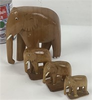 Statuettes famille d'éléphants en bois