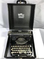 Tacco Portable Typewriter w Case