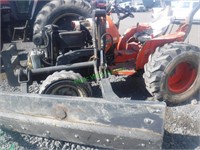 Kubota 4WD Tractor w/ 6' Push up Feed Blade