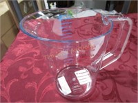 Plastic 2 quart measuring cup