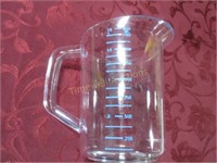 Plastic 2 quart measuring cup