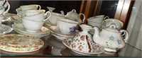 Lot vintage cups/saucers/teapot
