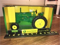 John Deere styled "G" tractor