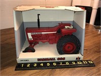 Case IH Farmall 806 tractor