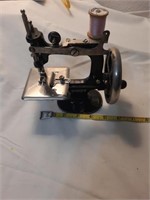 Singer hand crank toy sewing machine works